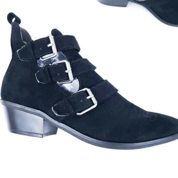 NEW 6.5 Kelsey Triple Buckle Cut Out Western Bootie Universal Thread - Picture 2 of 6